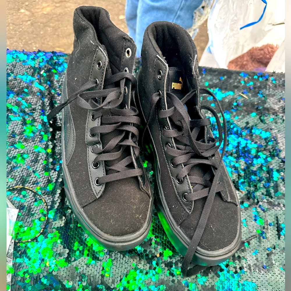 Good condition - Black canvas Puma High top sneakers